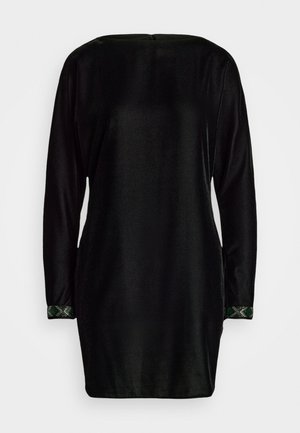 Abito nero in velluto con maniche lunghe, scollatura tonda e chiusura con zip sulla schiena. Presenta polsini con una finitura decorativa nei toni del verde per un tocco di particolarità.