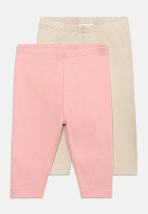 Dois pares de leggings simples para bebé, um rosa à frente e outro bege atrás, ambos com cinturas elásticas.