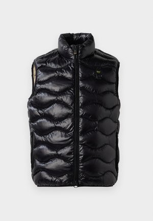 Svart puffervest med høy krage, glidelås og teksturert quiltet mønster. Har en liten logo på brystet og er ermeløs.