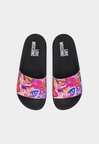 Ζευγάρι μαύρα σανδάλια slide με πλατιά πολύχρωμα λουλουδάτα λουριά και την επιγραφή «LOVE MOSCHINO» σε λευκό στα πέλματα.