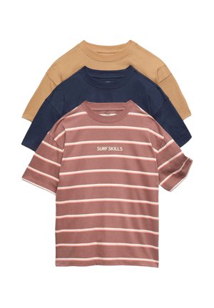Trzy złożone koszulki z okrągłym dekoltem w kolorach beżowym, granatowym i różowym z białymi paskami oraz napisem "SURF SKILLS" na różowej koszulce.