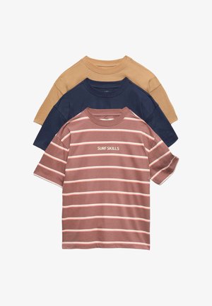 Drie opgevouwen t-shirts met ronde hals in beige, marineblauw en roze met witte strepen en de tekst "SURF SKILLS" op het roze shirt.