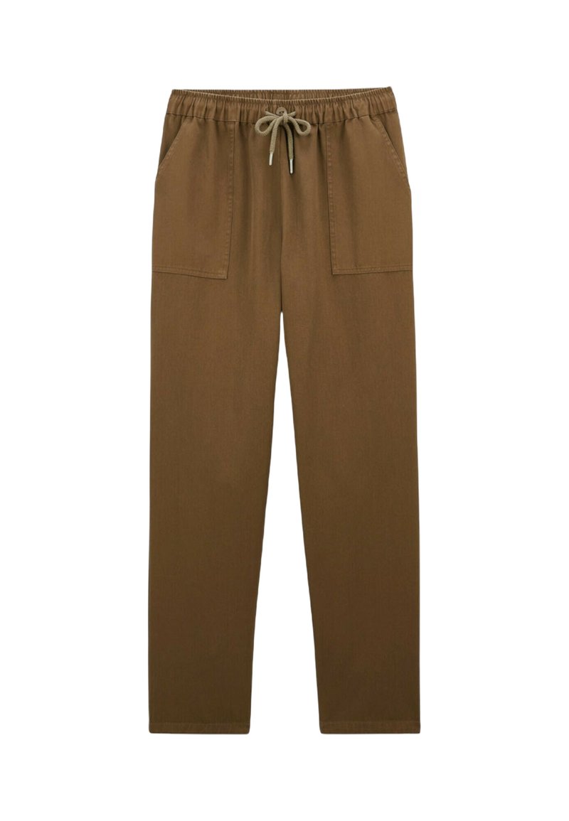 Pantalon en coton marron avec une taille élastique et un cordon de serrage, doté de deux poches latérales. Texture lisse et coupe droite.