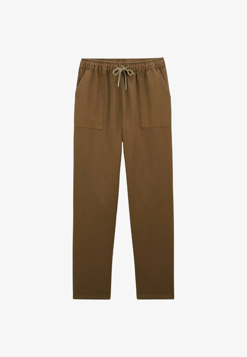 Pantalon en coton marron avec une taille élastique et un cordon de serrage, doté de deux poches latérales. Texture lisse et coupe droite.