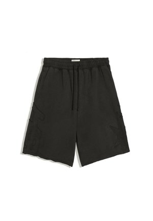 Short noir à taille élastique avec cordon, poches latérales et motifs subtils en relief d'étoiles et de lettres sur les jambes.