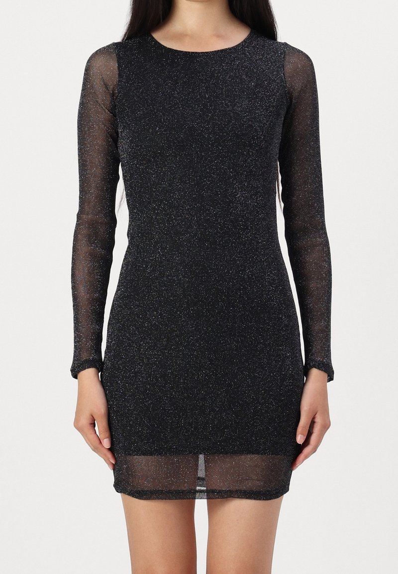 Robe noire scintillante avec manches longues transparentes, encolure ronde, coupe ajustée et légère transparence près de l'ourlet.