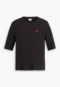 Černé krátké tričko značky Levi's s kulatým výstřihem a malým červeným logem Levi's na levé části hrudi na bílém pozadí.