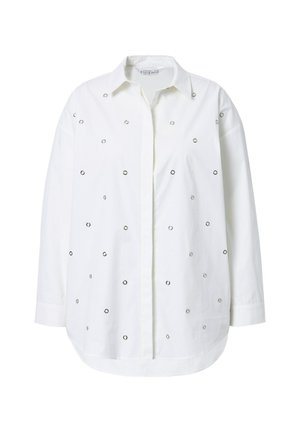 Biała bawełniana koszula z kołnierzykiem, długimi rękawami i srebrnymi okrągłymi zdobieniami równomiernie rozmieszczonymi na przodzie. Miękka, gładka tekstura.