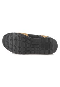 Talpă din cauciuc negru cu un grip texturat, având un accent din suede bej și o parte superioară din plasă neagră, formă curbată fără marcaje vizibile ale brandului.