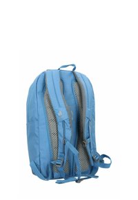 Zaino blu con schienale in rete imbottita, spallacci regolabili e due tasche laterali. Caratterizzato da un tessuto leggero e una chiusura con zip liscia.