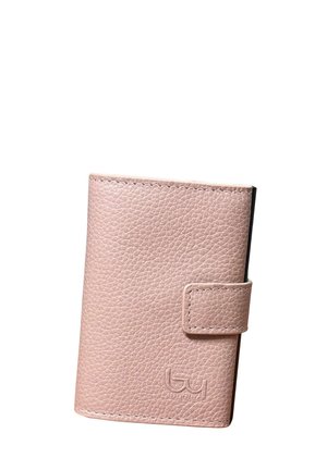 Piccolo portafoglio in pelle rosa testurizzata con chiusura a scatto e logo in rilievo nell’angolo anteriore su sfondo bianco.