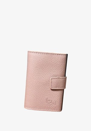 Piccolo portafoglio in pelle rosa testurizzata con chiusura a scatto e logo in rilievo nell’angolo anteriore su sfondo bianco.