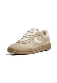 Helle beige Sneaker mit einem Obermaterial aus Wildleder und Leder, runder Zehenform und weißen Akzenten. Enthält flache Schnürsenkel und eine strukturierte Gummisohle.