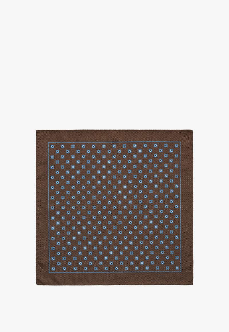 Fazzoletto di seta marrone con un motivo geometrico ripetuto azzurro chiaro. I bordi sono ben rifiniti, con un bordo blu uniforme.