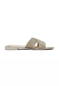 Platte sandalen met een gestructureerde gouden stoffen bovenkant, voorzien van een open teen ontwerp en een platte, iets dikke zool. Eenvoudige en minimalistische stijl.
