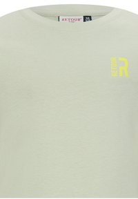 T-shirt di cotone verde chiaro con scollo rotondo. Presenta un piccolo logo giallo "RETOUR R" sul petto. Tessuto morbido, design informale.
