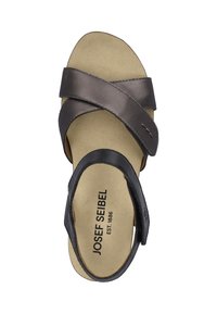 Ledersandal mit überkreuzten dunkelbraunen und schwarzen Riemen, gepolstertem beigen Fußbett und Logo-Druck auf der Innensohle. Schlichtes, offenes Design.