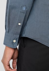 Scotch & Soda SEASONAL ESSENTIALS STRIPED SHIRT - Formāls krekls - night