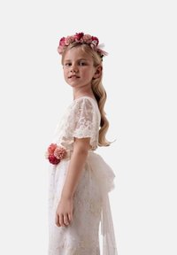 Dress bianco in pizzo con maniche corte, dettagli floreali in rosa e crema alla vita, gonna a strati in tulle e un cerchietto floreale.