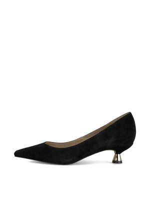 Czarny zamszowy damski but na niskim obcasie typu kitten heel z noskiem w szpic i metalicznym detalem na obcasie, pokazany z profilu na białym tle.