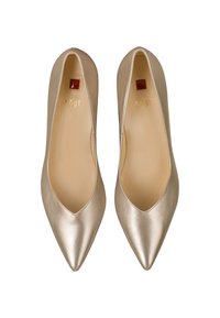 Escarpins à bout pointu en cuir doré métallique avec une finition lisse. L'intérieur est doté d'un revêtement beige et agrémenté d'un petit accent rouge.