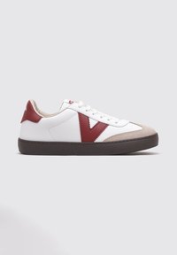 Sneaker bianco con accenti bordeaux e punta beige. Presenta una suola testurizzata e lacci piatti con un logo triangolare sul lato.