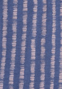 Tekstil s plavom pozadinom i vertikalnim, prugastim linijama u mekom ružičastom tonu, s pletenom teksturom koja prikazuje blage varijacije.