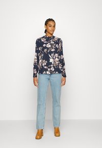 Vero Moda VMMACY SMOCK - Blusa - navy blazer