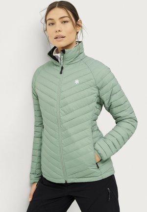 Doudoune vert clair avec un design matelassé diagonal, col haut, fermeture éclair à l'avant et poches latérales. Le matériau semble lisse et isolé.