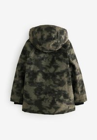 Tarnmuster-Jacke in Grüntönen und Schwarz, mit Kapuze, weicher Textur und gerippten Bündchen an den Ärmeln.