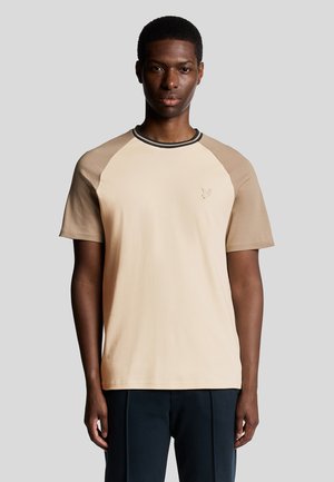 Korte mouwen T-shirt gemaakt van zachte katoen, met een beige lichaam, taupe raglan mouwen en een zwart afgewerkt decolleté met een klein logo.