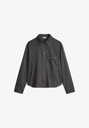 Ciemnoszara koszula na guziki z długim rękawem, z kołnierzykiem w szpic i pojedynczą kieszenią na piersi, ułożona płasko na białym tle.