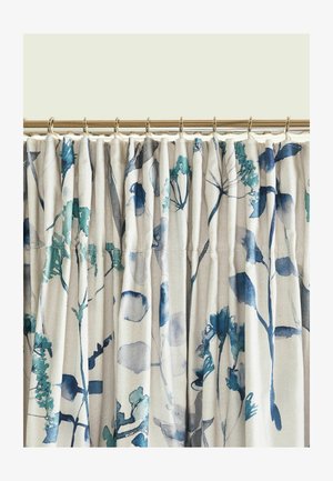 Vorhang mit blauen und grünen Blumenmustern, der an silbernen Ringen hängt, die an einer Metallstange befestigt sind.