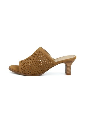 Mule marrone con punta aperta, tomaia traforata e tacco medio impilato, mostrato di profilo su sfondo bianco.