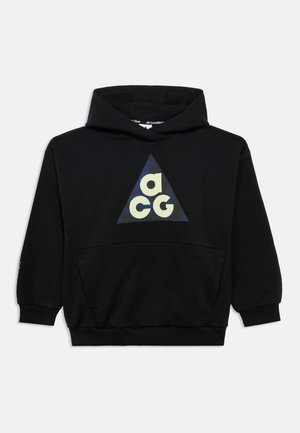 Sweat-shirt à capuche noir avec poche kangourou à l'avant et un logo triangulaire bleu et gris avec les lettres blanches "acg" sur la poitrine.