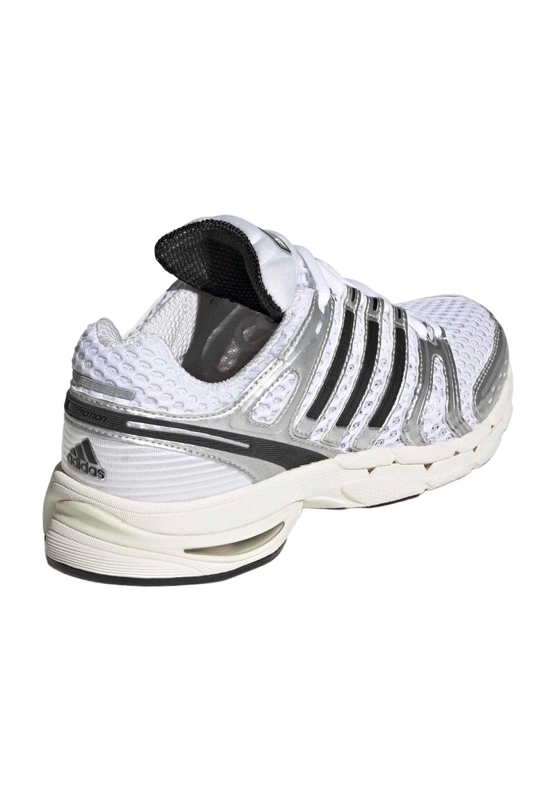 Chaussure de course Adidas blanche avec des bandes noires, tige en mesh, semelle rembourrée et support de talon visible, vue en angle arrière trois-quarts.