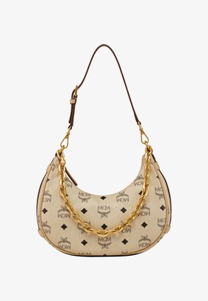 Sac bandoulière croissant beige MCM avec motif logo noir, détail chaîne dorée et bandoulière réglable en cuir marron.