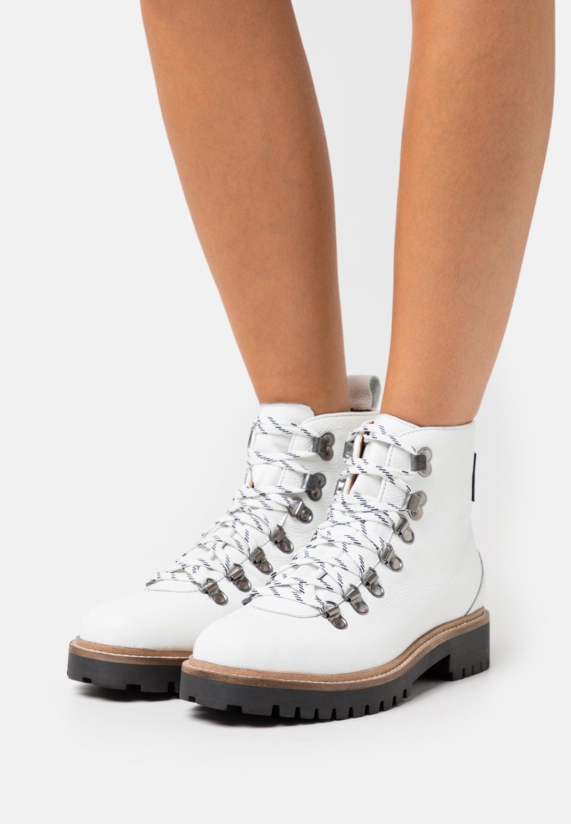 Walk London LUCINDA HIKER - Botins de atacadores - white tumbled