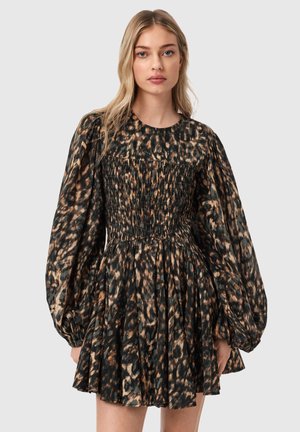 Leopardimustriga kleit, millel on kroogitud bodi, volüümikad pikad varrukad ja lõhikumisega seelik. Valmistatud kergest kangast maalähedastes toonides.