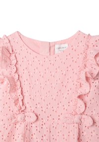 Růžové bavlněné šaty s vzorem perforace, kulatým výstřihem, volánkovými rukávy a mašlemi v pase. Viditelné zapínání na zadní straně.