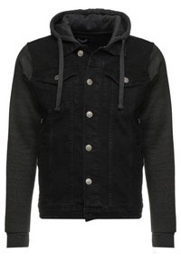 Svart denimjacka med en grå huvtröja, med silverknappar framtill och sidofickor, som kombinerar kontrasterande material och texturer.