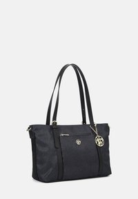 Borsa tote nera con finitura testurizzata, dotata di accessori in oro, tasca esterna con zip e doppi manici per una comoda portabilità.