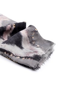 Sciarpa leggera grigia con un motivo testurizzato in nero, rosa e accenti dorati. I bordi frangiati completano il design fluido.