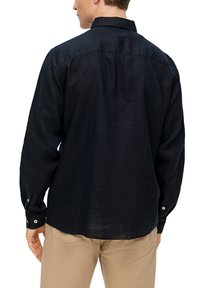 Marineblauwe blouse met lange mouwen en een kraag, gemaakt van lichtgewicht stof. Heeft knopenmanchetten en een rechte zoom, weergegeven vanuit de achterkant.