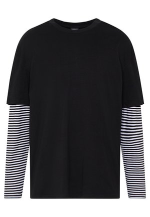 Camiseta negra de manga corta con el frente liso y mangas largas a rayas en blanco y negro. Diseño de cuello redondo sencillo, ajuste casual.
