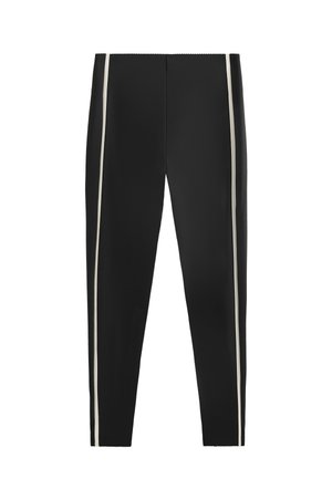 Čierne nohavice s hladkým povrchom, ktoré majú biele bočné pruhy. Majú strih s rovnými nohavicami a elastický pás.