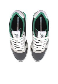 Sportowe trampki w kolorze czarnym, białym i szarym. Posiadają zielony, wyściełany kołnierz oraz biały logo na języku, z teksturowanymi akcentami po bokach.