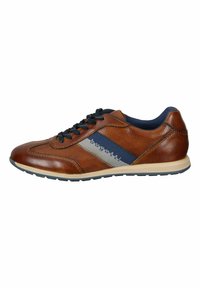 Sneaker in pelle marrone con dettagli in mesh, striscia blu navy e logo. Presenta punta rotonda, chiusura con lacci e suola in gomma.