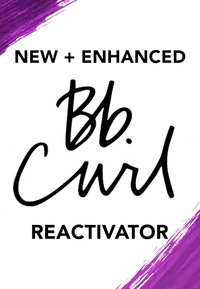 Étiquette du produit reactivateur de boucles avec une police manuscrite noire sur fond blanc ; accent de peinture violette en bas. Le texte indique "Nouveau + Amélioré Bb. Reactivateur de Boucles."
