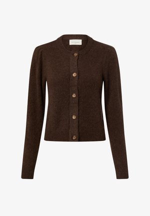 Brązowy sweter na drutach z okrągłym dekoltem, długimi rękawami i sześcioma guzikami z przodu. Miękka faktura i guziki w naturalnym kolorze drewna.